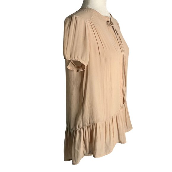 RO & DE Pleated Peplum Blouse Top S Beige Short Sleeve High Low Hem Tie Neck - Picture 5 of 6